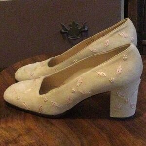 EUC Bottega Veneta Suede Embroidered Pumps